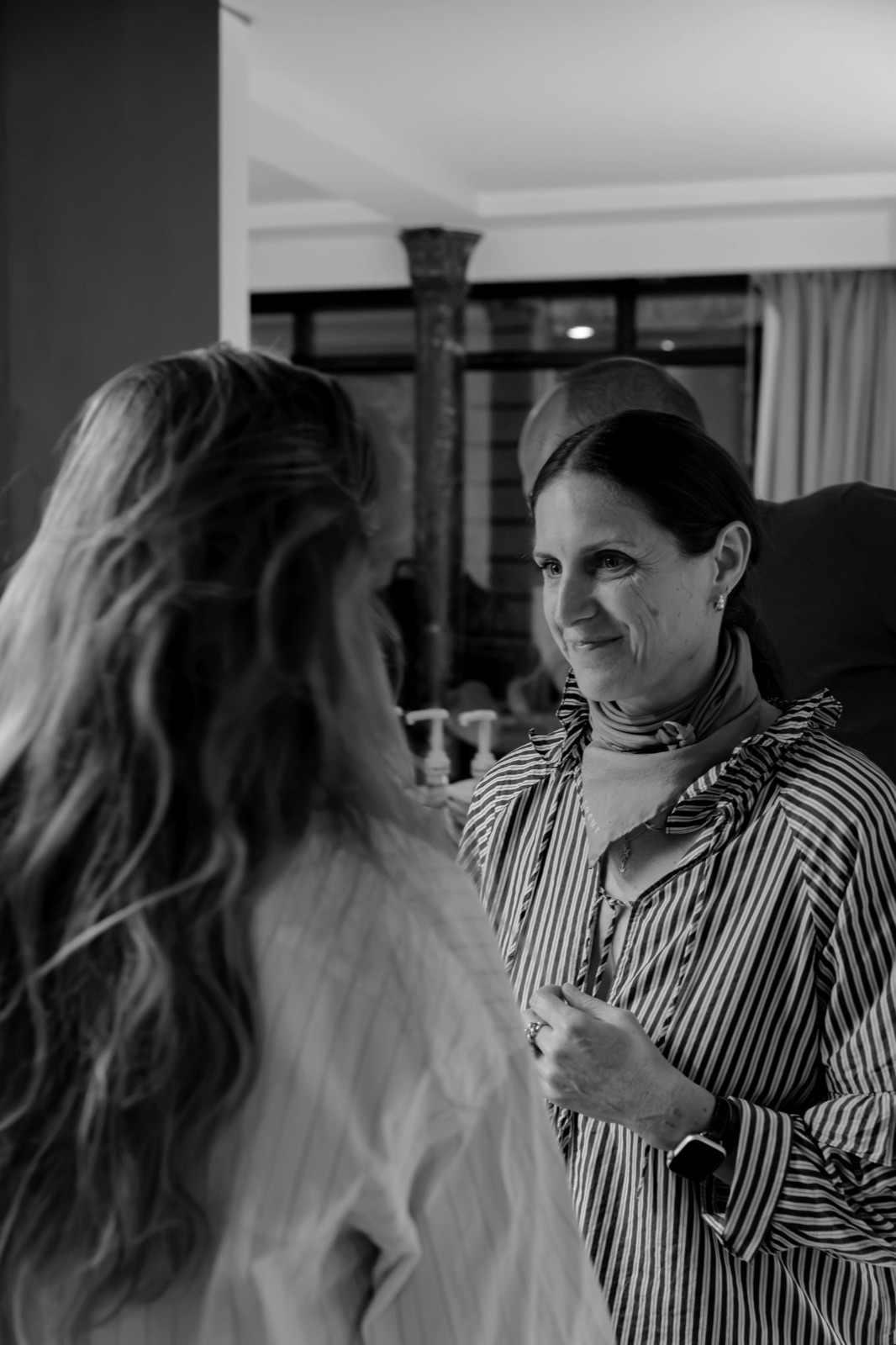Une membre souriante, le regard tourné vers son interlocutrice