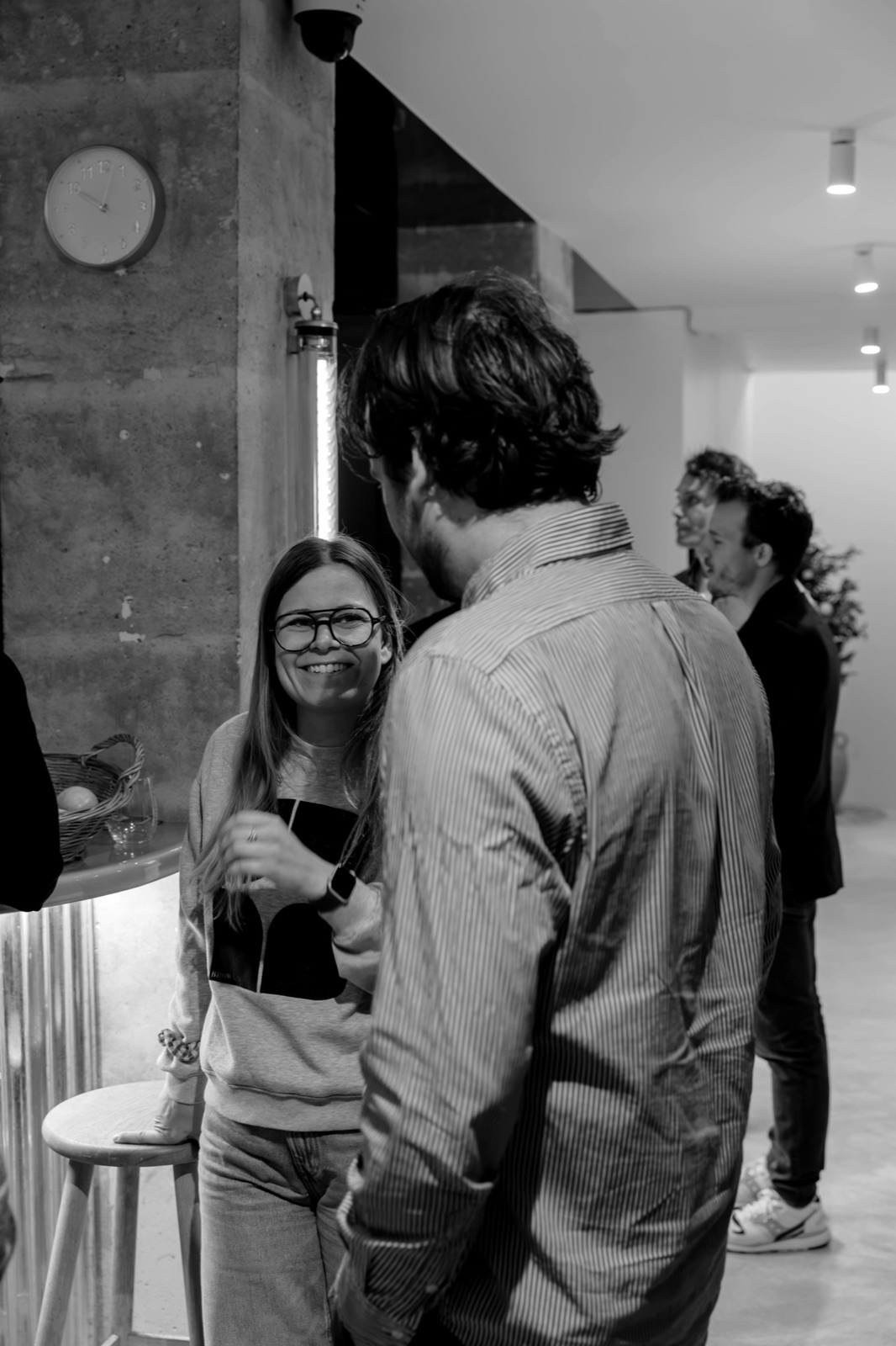 Une membre souriante en pleine conversation